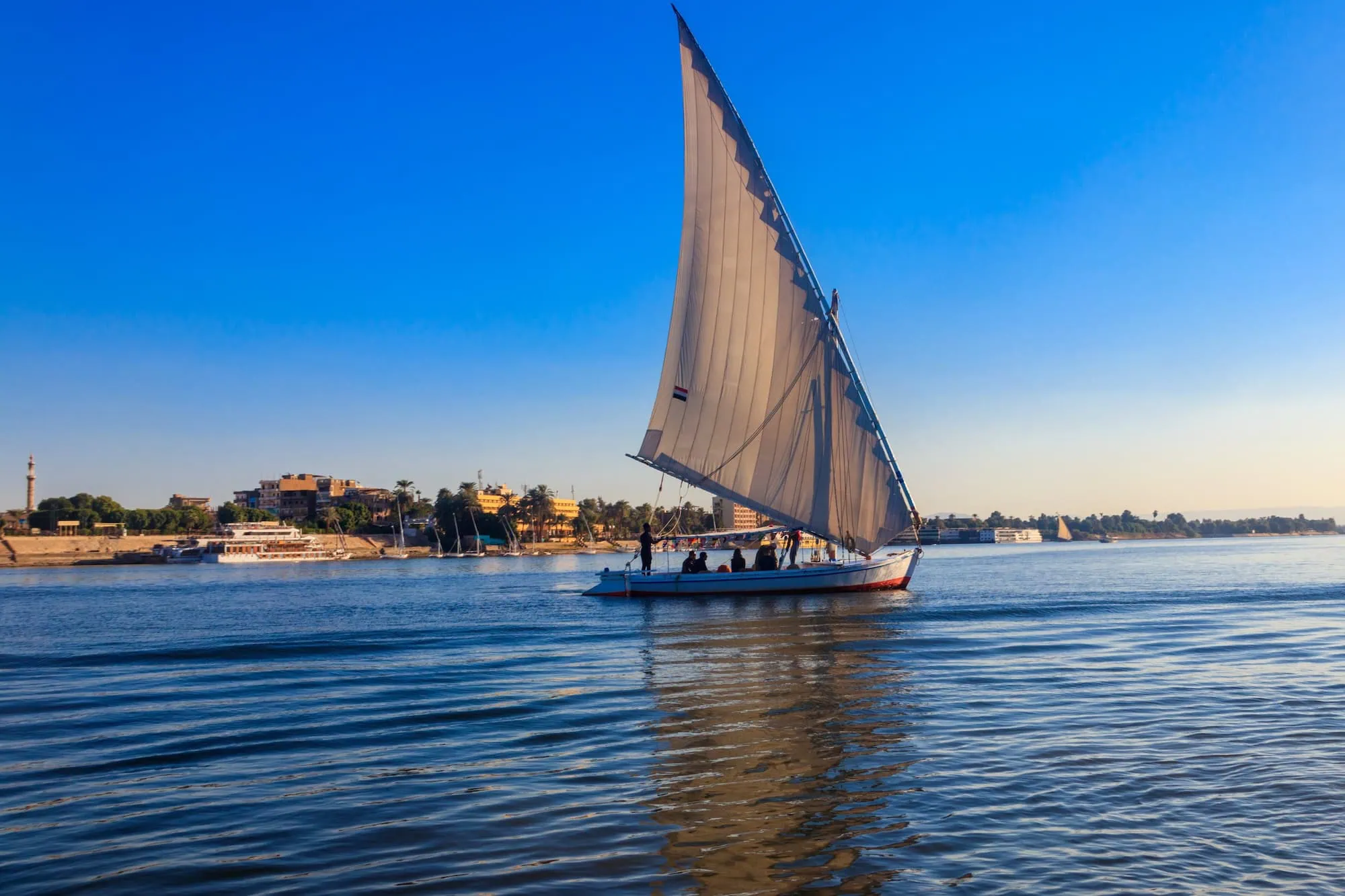 Felucca-boats-sailing-on-the-Nile-river-in-Luxor-Egypt